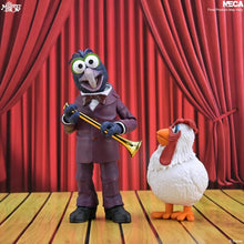 Load image into Gallery viewer, The Muppets 7" Scale Figures - The Muppet Show - Ultimate Gonzo w/ Camilla Maple and Mangoes
